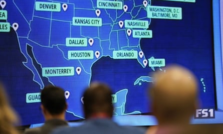 Les gens regardent la Fifa annoncer les villes hôtes de la Coupe du monde 2026 à Atlanta en juin 2022.