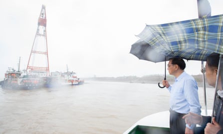 The Chinese premier, Li Keqiang, left, surveys the search and rescue work on the Eastern Star on Wednesday. 