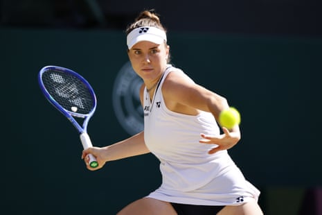 Linda Noskova concentrates on a forehand.