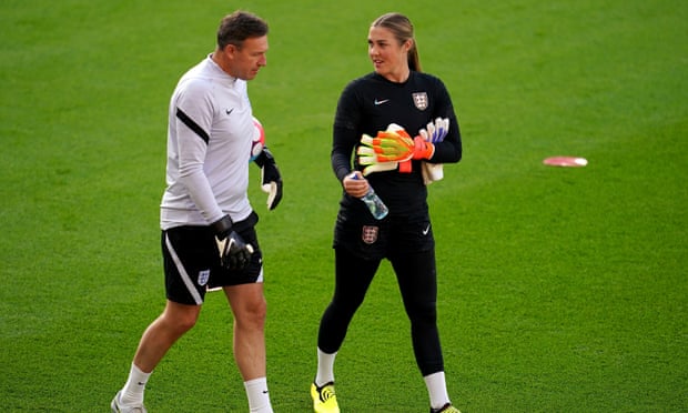England’s goalkeeping coach, Darren Ward, with Mary Earps during training.