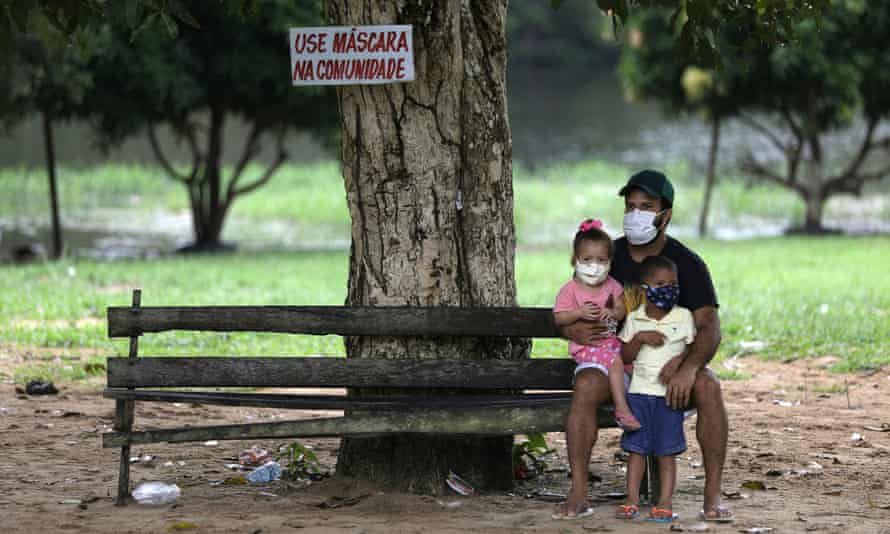 Dia de vacinação às margens do rio Negro, onde ribeirinhos vivem em Manaus.