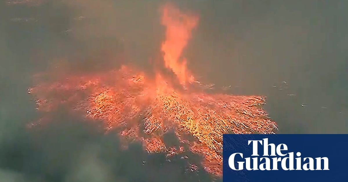 ‘Firenado’ sparked by hot winds and wildfires burns in California – video