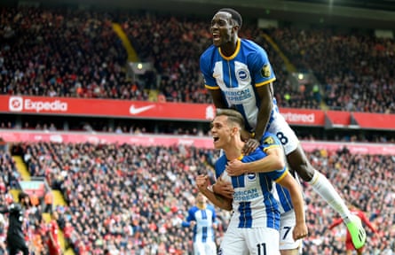 Leandro Trossard (nederst) og Danny Welbeck har kombinert bra denne sesongen for Brighton.