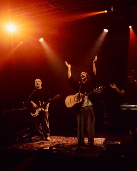 Lero Lero performing live.