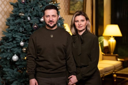 El presidente Volodymyr Zelenskiy y su esposa Olena Zelenska se dirigen al pueblo ucraniano el día de Año Nuevo.