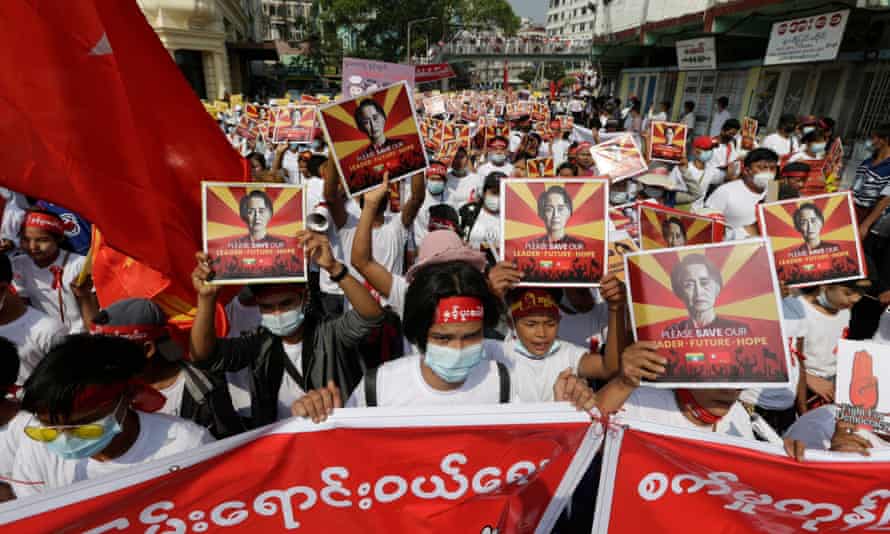 Des manifestants tiennent des pancartes appelant à la libération du chef civil détenu Aung San Suu Kyi lors d'une manifestation contre le coup d'État militaire du Myanmar, à Yangon,