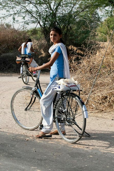 bicycle for womens in india Buy Leader Lady Star Breeze 26T Girls/Women with Front Basket and Integrated Carrier Top 5 Best ladies cycle
