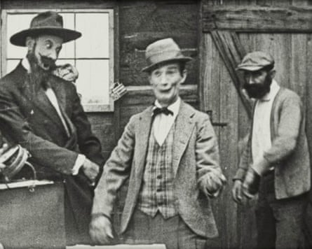 A scene from the 1919 film Van-ar-chy.