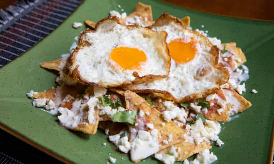„Chilaquiles valgymas yra lenktynės su laiku – nebent galvojate apie šiek tiek permirkusius kukurūzų traškučius“.