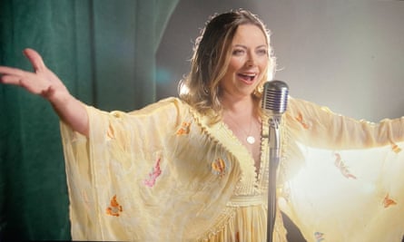 Charlotte Church chantant pour Rob et Ryan sur Welcome To Wrexham.