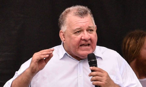 Craig Kelly speaks to protesters