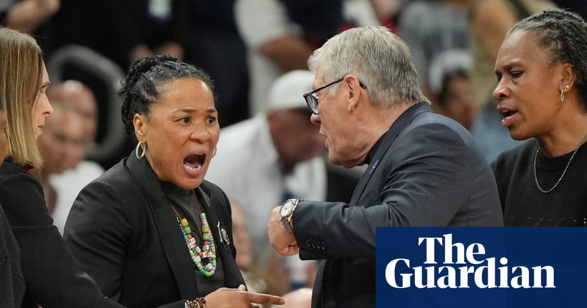 Geno Auriemma and Dawn Staley have tense postgame exchange after South Carolina shock UConn in Final Four