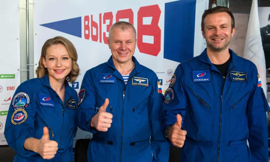 Kosmonot Rusia Oleg Novitsky (tengah), aktris Yulia Peresild dan sutradara film Klim Shipenko setelah kembali dari Stasiun Luar Angkasa Internasional