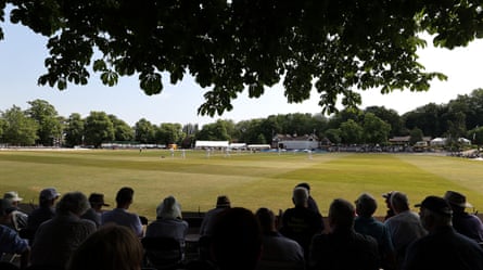 Yorkshire meraih kemenangan yang terlambat di Derbyshire.