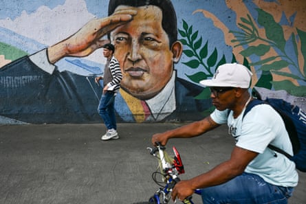 Un mural del fallecido Hugo Chávez en Caracas, Venezuela.