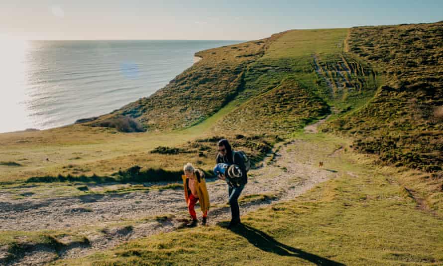 Caminante (y perro cansado) tomando el sendero del acantilado de Cuckmere.
