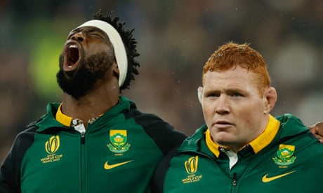 The South Africa captain, Siya Kolisi, sings the national anthem with Steven Kitshoff at his side