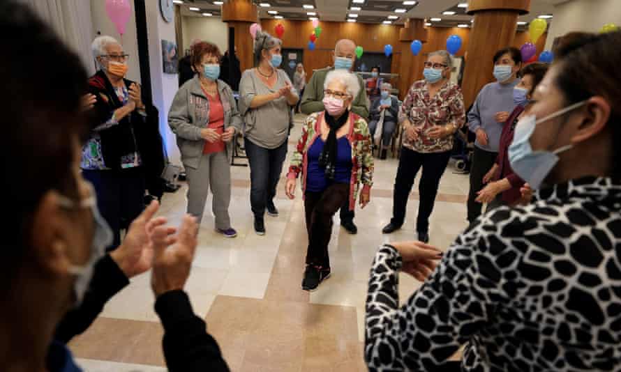 Rachel Gershom, de 83 anos, e outros idosos dançam em uma festa de vacinação em Netanya, Israel, antes de receberem a quarta dose da vacina.