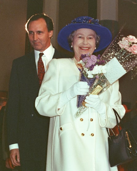 Her Majesty Queen Elizabeth II and Australian Prime Minister Paul Keating (L) leave 24 February 1992 in Canberra the Parliament House during Queen's visit to Australia. (Photo by STEPHEN DUPONT / AFP)