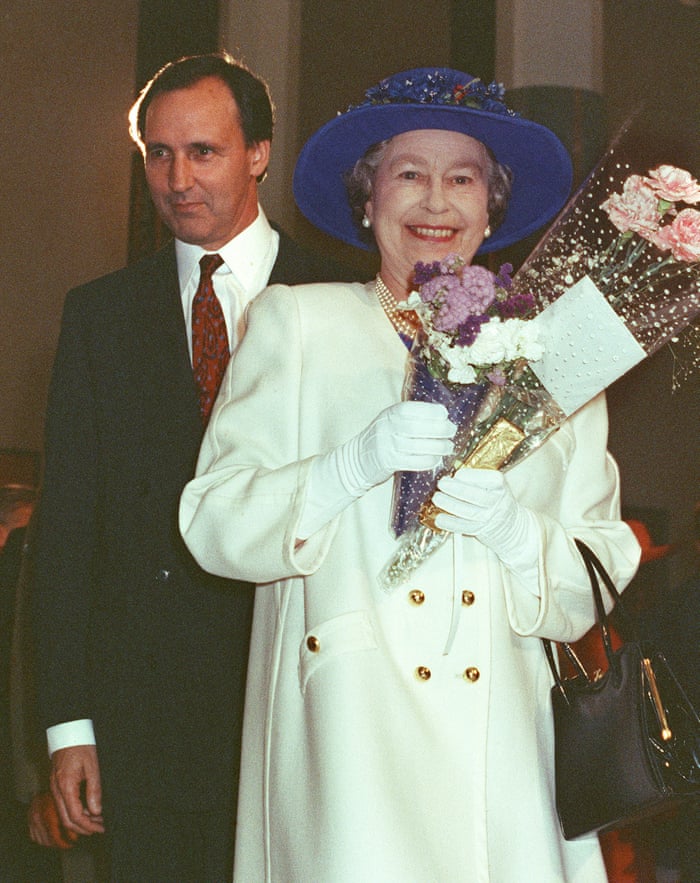 La Reina y el ex primer ministro Paul Keating abandonan la Casa del Parlamento en Canberra, el 24 de febrero de 1992.
