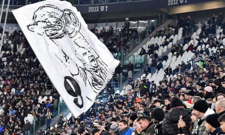 Aficionados de la Juventus ondean una pancarta en honor a Gianluca Vialli en el Allianz Stadium.