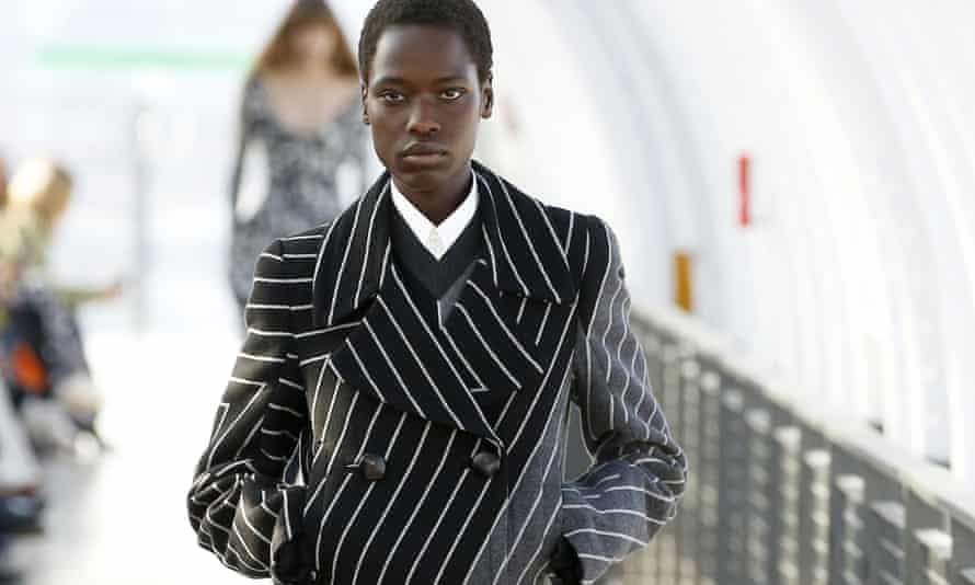 Un mannequin porte un manteau monochrome Stella McCartney dans le cadre du défilé de sa collection prêt-à-porter femme automne/hiver 2022/2023 à la fashion week de Paris.