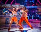 Strictly Come Dancing settimana cinque in diretta: le performance iconiche e la partenza dei conduttori Tess Daly e Claudia Winkleman