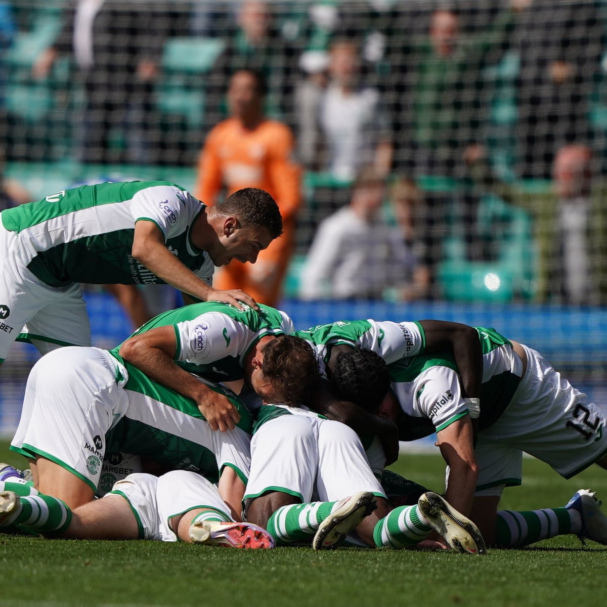 Nine-man Rangers pay for red cards as late Hibs leveller ends 100% start |  Scottish Premiership | The Guardian