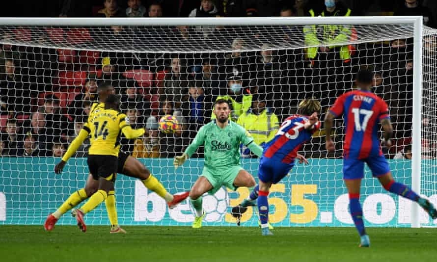 سجل كونور جالاغر الهدف الثاني لكريستال بالاس ضد واتفورد على طريق فيكاريدج.