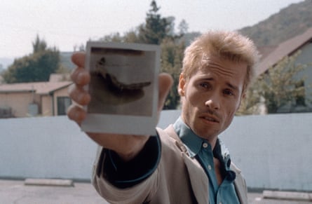 Pearce as Leonard Shelby in Memento.