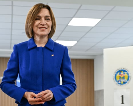 Moldova Cumhurbaşkanı Maia Sandu, oy pusulasını Chisinau'daki bir oylama istasyonuna attıktan sonra.