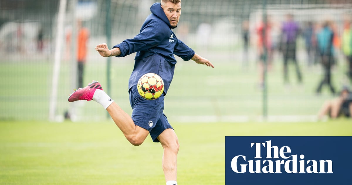 Nicklas Bendtner a little off-target in first FC Copenhagen training session – video