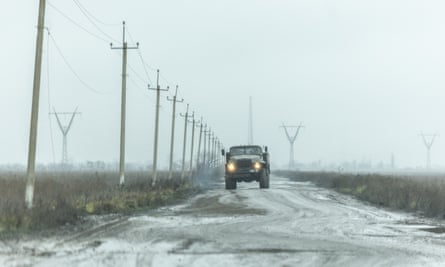 Un camión de suministros del ejército ucraniano cruza la línea del frente cerca del río Dnipro en la región de Kherson.