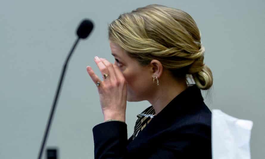 La actriz Amber Heard reacciona mientras se reproduce un testimonio pregrabado de Christian Carino durante el juicio por difamación de su exmarido Johnny Depp contra ella, en el juzgado de circuito del condado de Fairfax en Fairfax, Virginia, el 27 de abril de 2022.