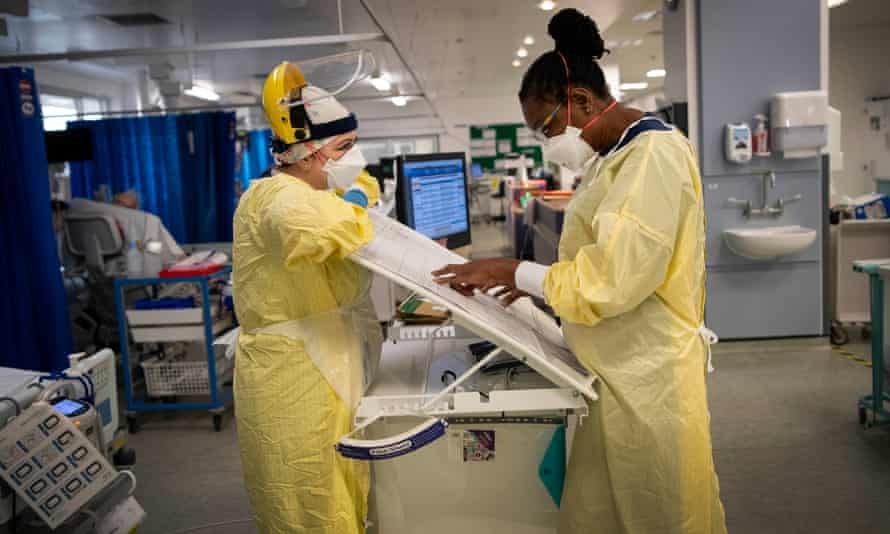 Les infirmières au travail à l'hôpital St George de Tooting, Londres.
