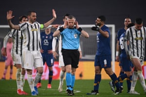 Juventus v porto: şampiyonlar ligi son 16 saniyelik maç - canlı! 4 hollandalı hakem bjorn kuipers (c), oyuncular ona bağırırken tepki gösteriyor.
