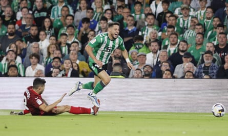 Gonzalo Montiel hacks down Álex Moreno