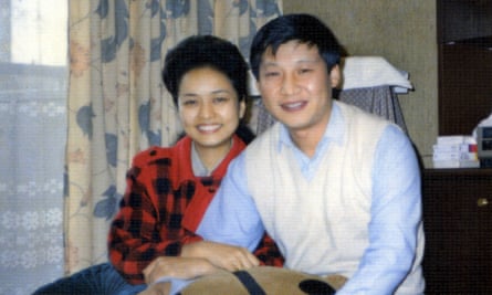 Xi Jinping sits to the right of his wife, Peng Liyuan.