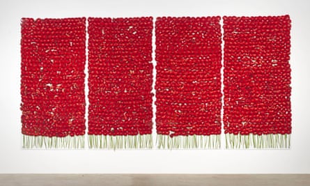 Anya Gallaccio, Preserve ‘beauty’, made up of 2000 red flowers in four columns