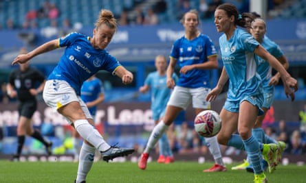 Aurora Galli fires in a shot for Everton against Manchester City in the WSL