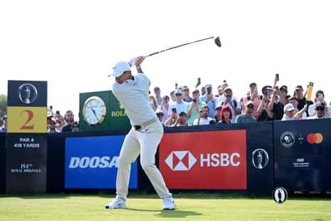 Rory McIlroy dá a tacada inicial