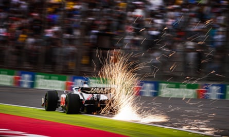 Les étincelles volent alors que Kevin Magnussen poursuit la pole position à São Paulo.