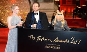 Miss Piggy hogs the limelight at the Fashion Awards.