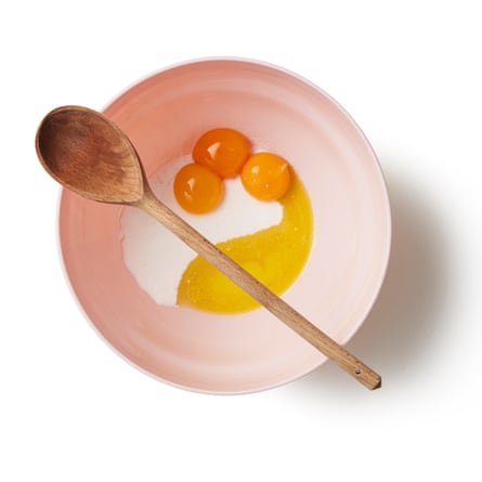 Izmiješajte maslac i šećer u velikoj zdjeli.  Pomiješajte žumanjke sa smjesom od maslaca, a bjelanjke stavite u drugu veću zdjelu.