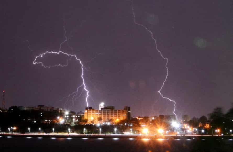 Bliksem boven Bhopal, Madhya Pradesh, terwijl de cycloon Taukta het land doorkruiste.