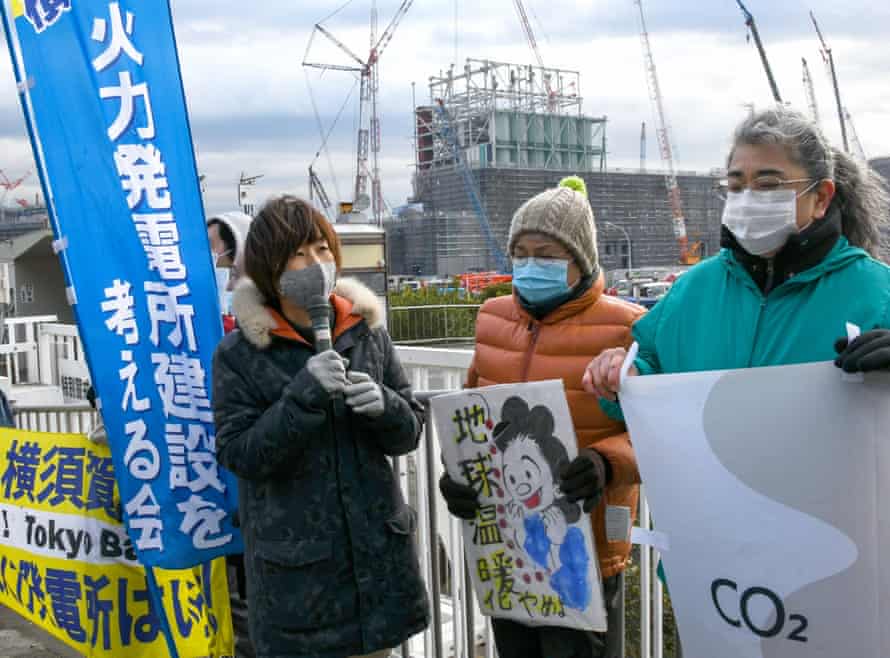 Anti-coal protesters in at the Yokosuka coal-fired power plant.