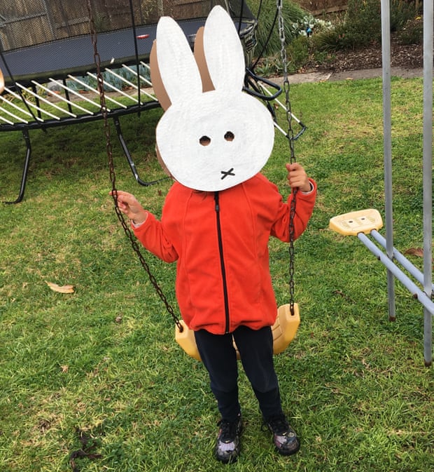 Le simple fait de mettre quelque chose d'autre sur la tête d'un enfant peut faire des merveilles pour les costumes de la Semaine du livre.  Ici, le plus jeune enfant de Camilla Hannan est habillé en Miffy.