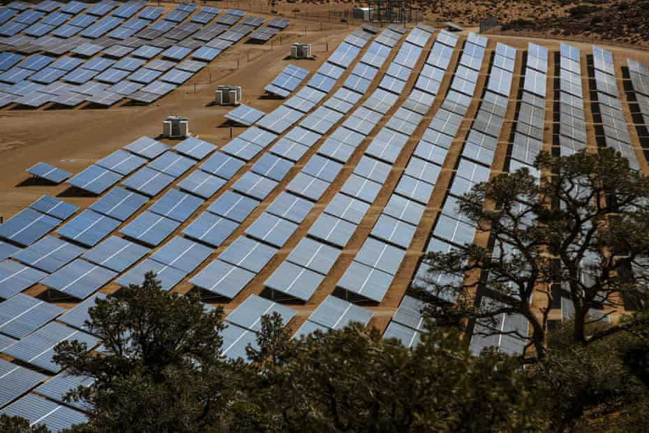 Un parque eólico y solar en el condado de Kern, California.  La administración de Biden quiere que la red eléctrica de EE. UU. Funcione al 100% con energía limpia para 2035.