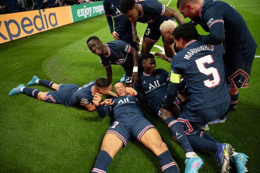 Magical Mbappé makes Real Madrid smile even in sending them to defeat | Kylian Mbappé 2 Kylian Mbappé is the centre of attention after his goal on Tuesday.