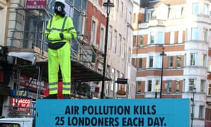 Một cuộc biểu tình nổi loạn tuyệt chủng bên ngoài nhà ga ống Leicester Square ở trung tâm London